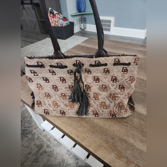 Dooney & Bourke Handbags - Vintage tassel signature Dooney & Bourke bag